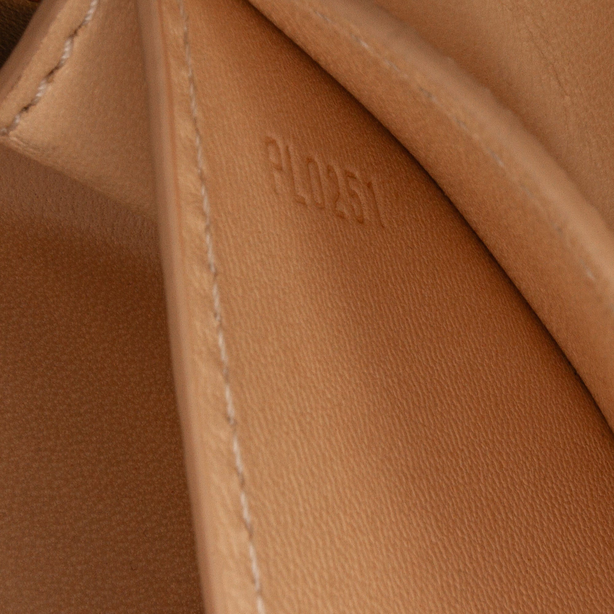 Louis Vuitton | Pre-Owned Minaudiere Shell Clutch | Gold