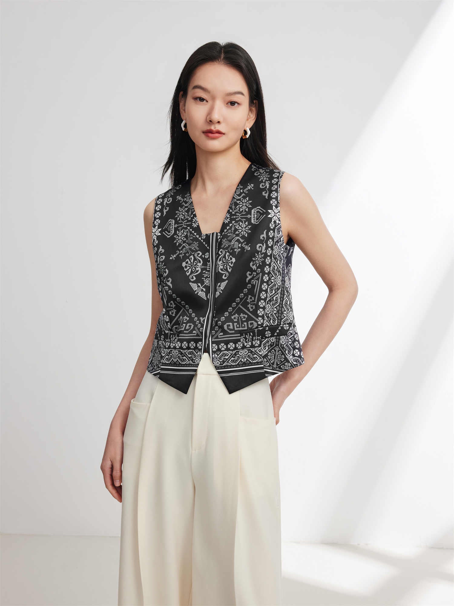 Chinese-style Embroidered Vest | Black