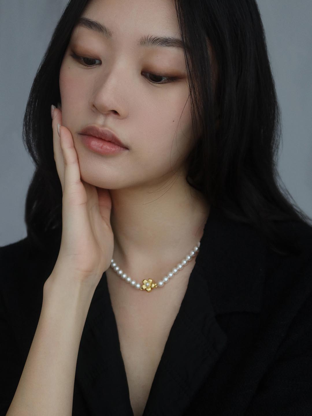 Julie Cho Choker Necklace | 14K Gold on Brass | Mother of Pearls
