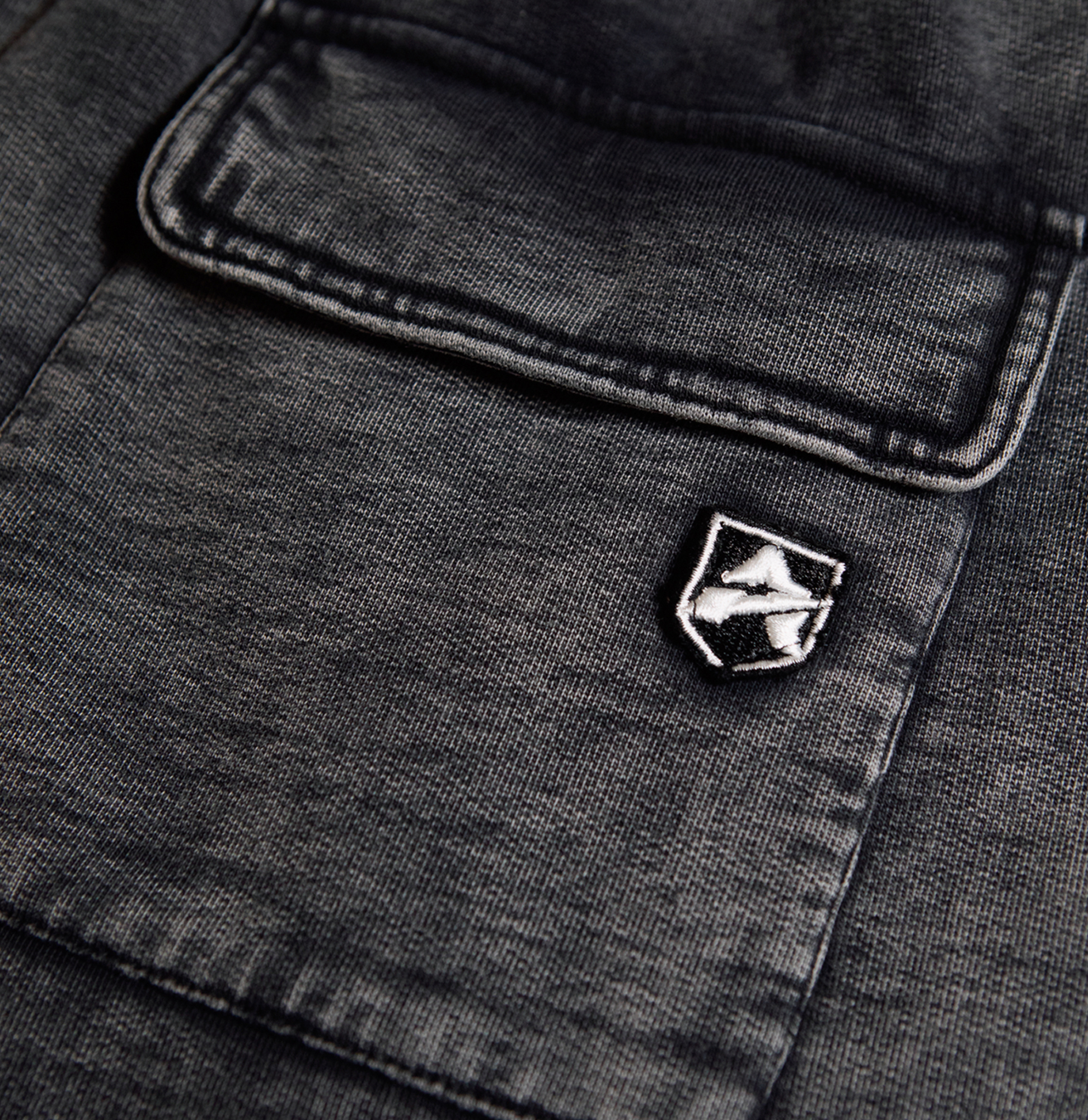 Sky Charmer Cargo | Black