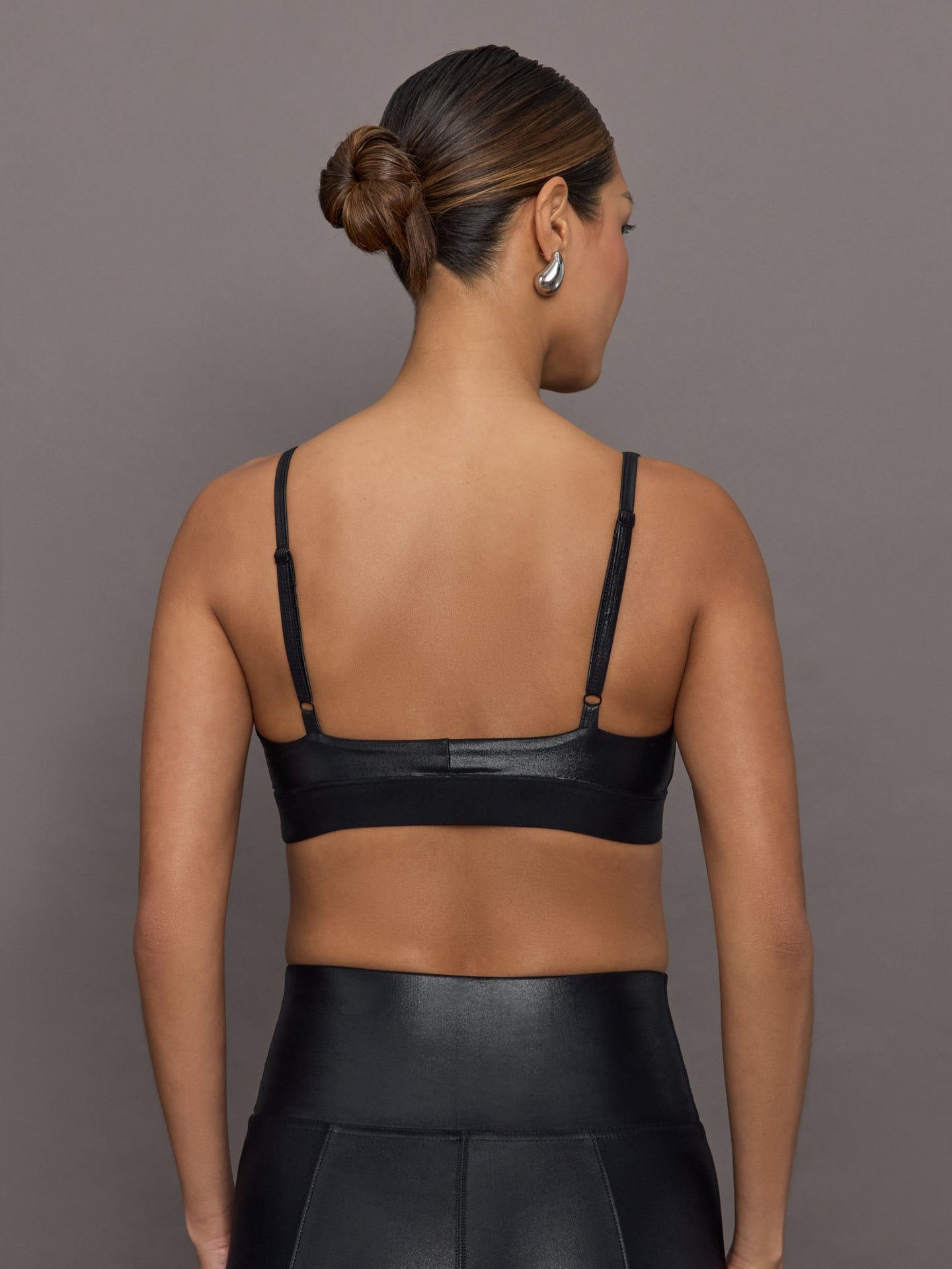 Carbon38 | Soft Sculpt Sports Bra in Takara Shine | Black