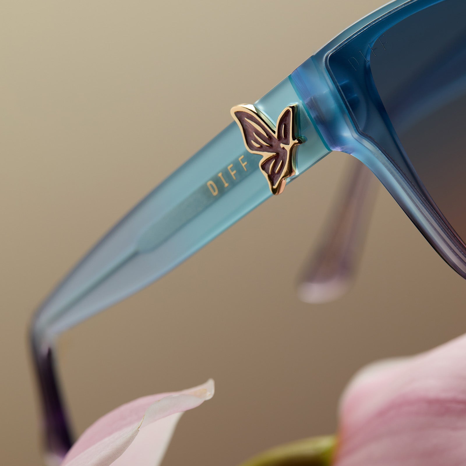Womens | Glinda Upland Butterfly Sunglasses | Iridescent Pastel Blue | Lavender/Opalescent Gradient Pink Lenses