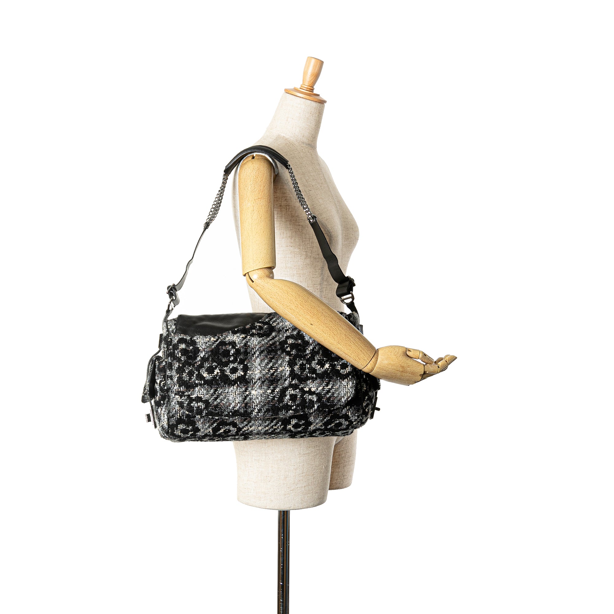 Chanel | Pre-Owned Tweed Camellia Shoulder Bag | GrayBlack