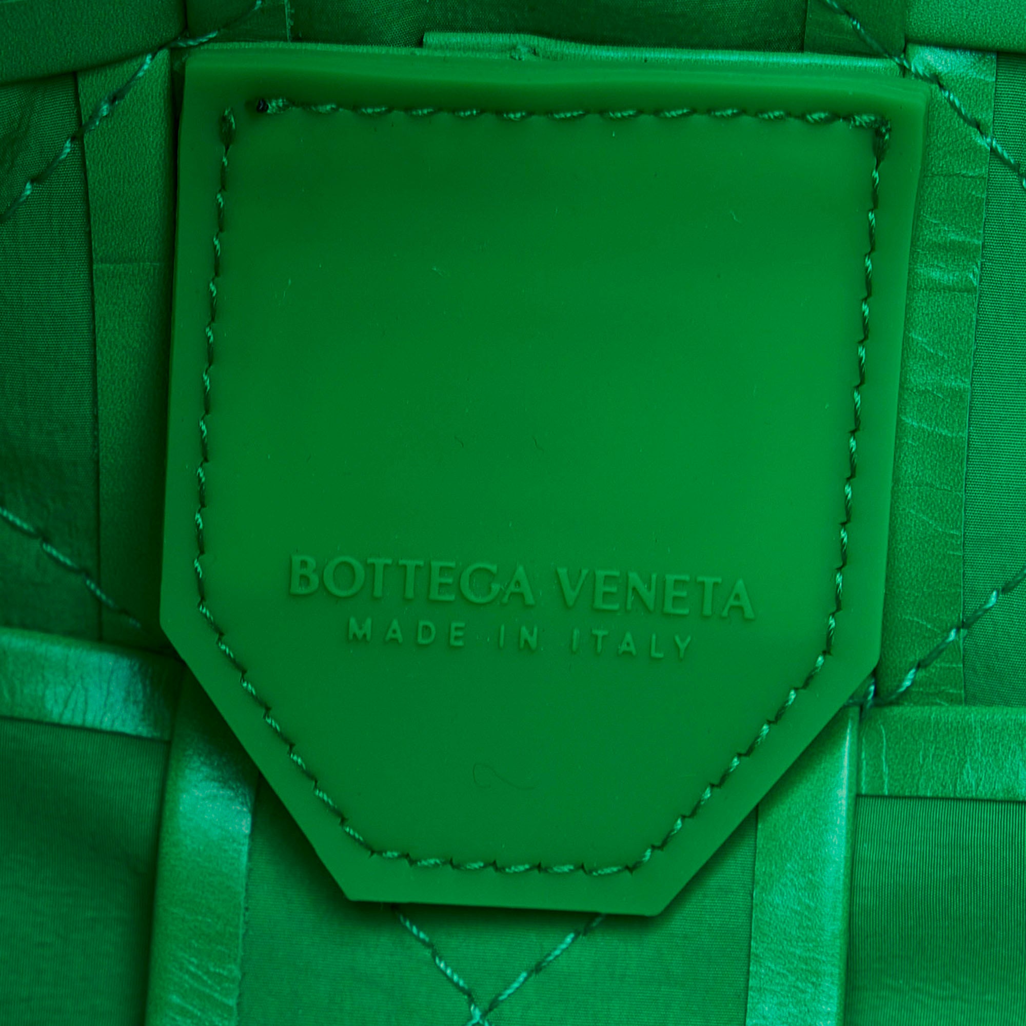 Bottega Veneta | Pre-Owned Maxi Paper Calfskin Intrecciato Cassette Crossbody | Green