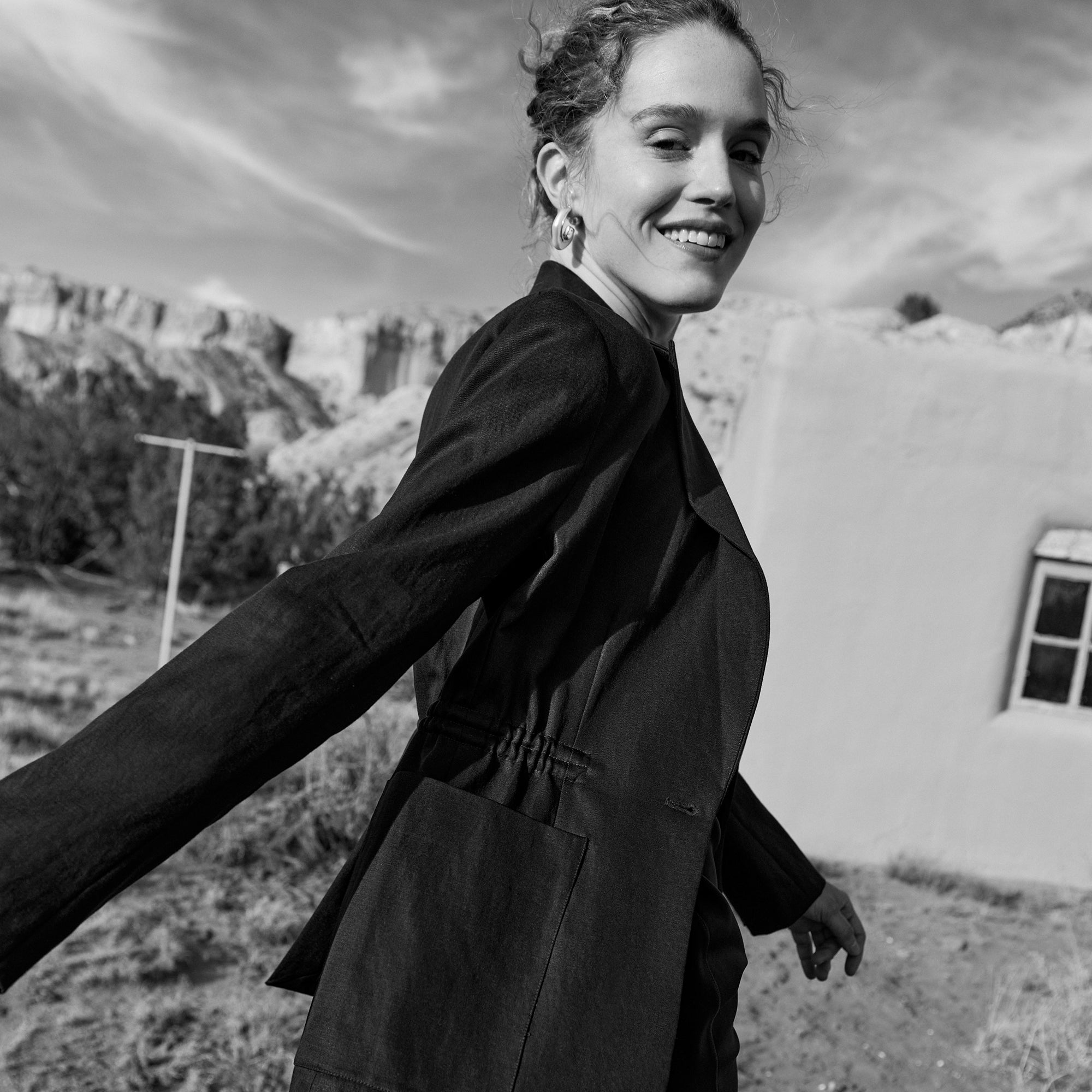 Side image of a woman wearing the Hyo Jacket - Everyday Twill in Night | Exclude