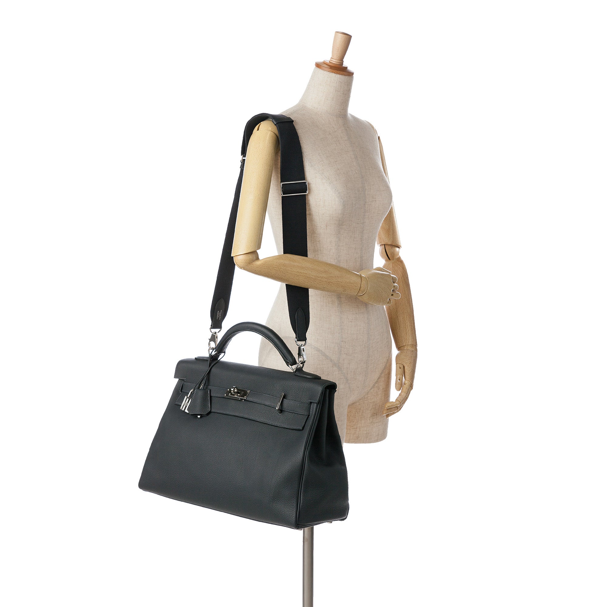 Hermes | Pre-Owned Togo Maxi Kelly 42 - I | Black