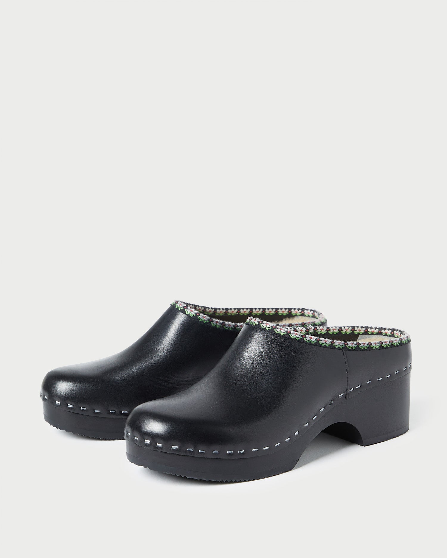 Color: Black/Floral Ribbon