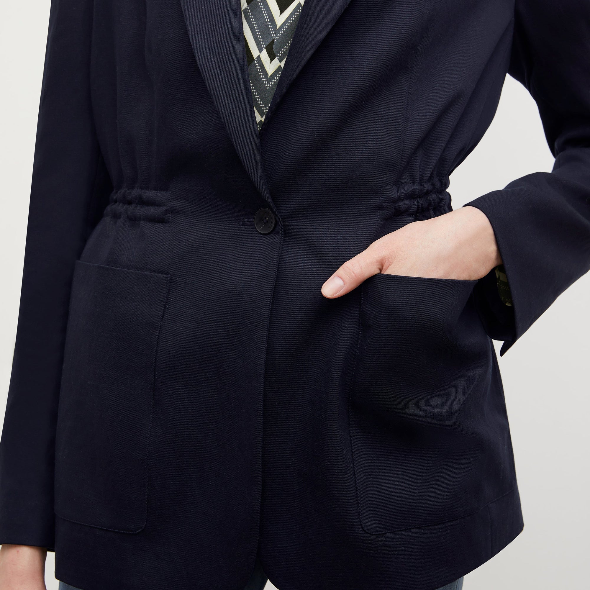 Detail image of a woman wearing the Hyo Jacket - Everyday Twill in Night