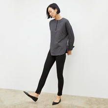 Side image of a woman wearing the skinny foster in black | Lead
