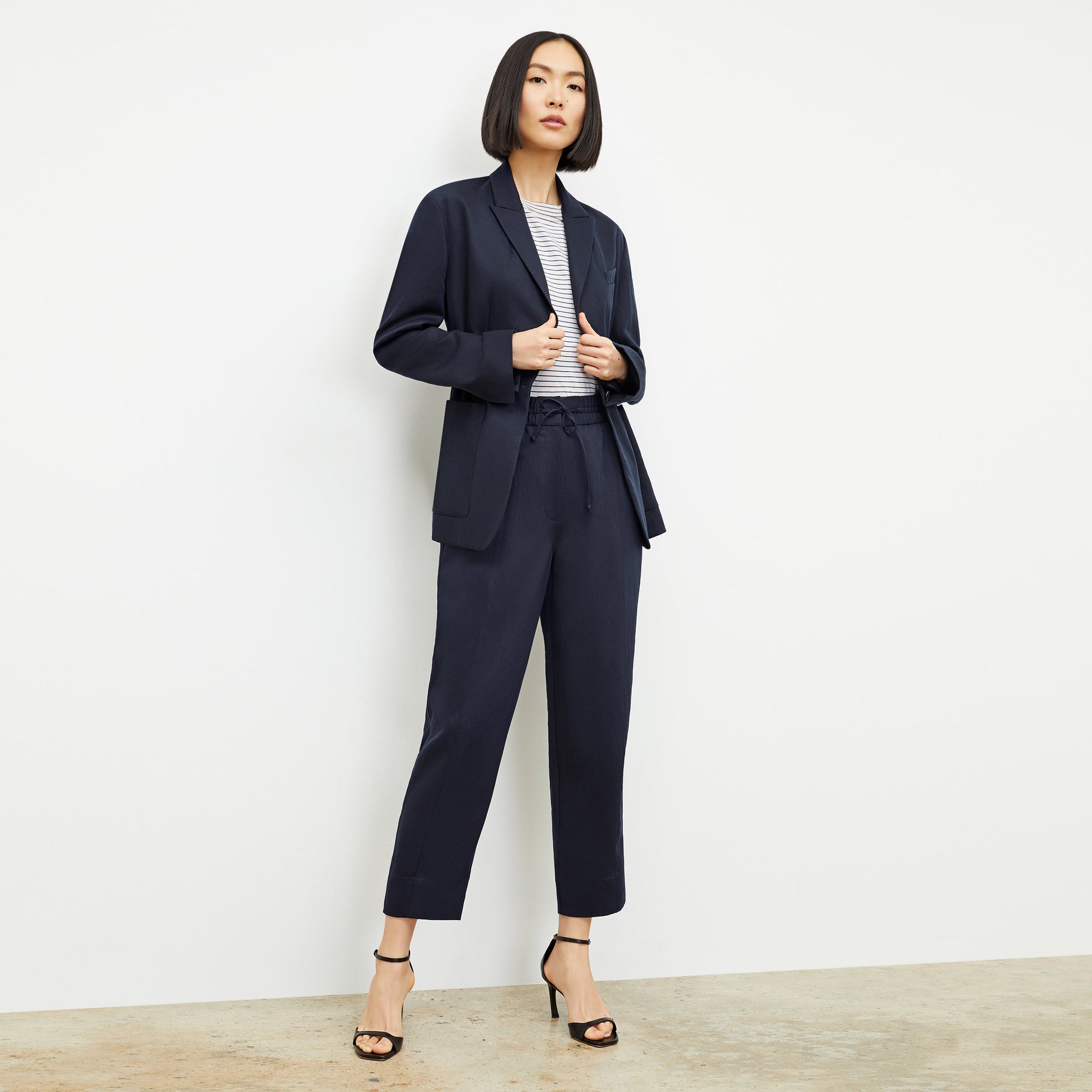 Front image of a woman wearing the Hyo Jacket - Everyday Twill in Night | Exclude