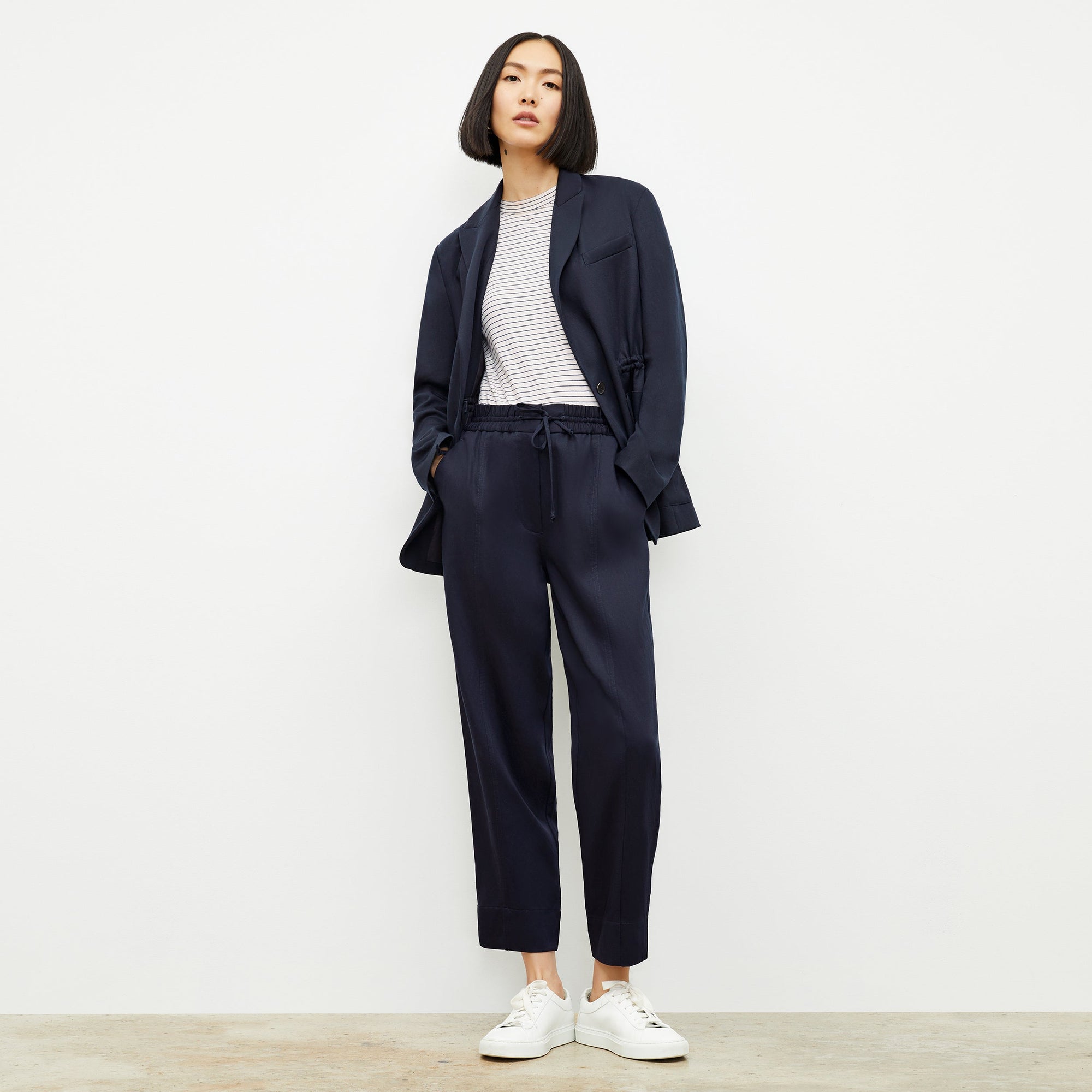 Front image of a woman wearing the Hyo Jacket - Everyday Twill in Night | Exclude