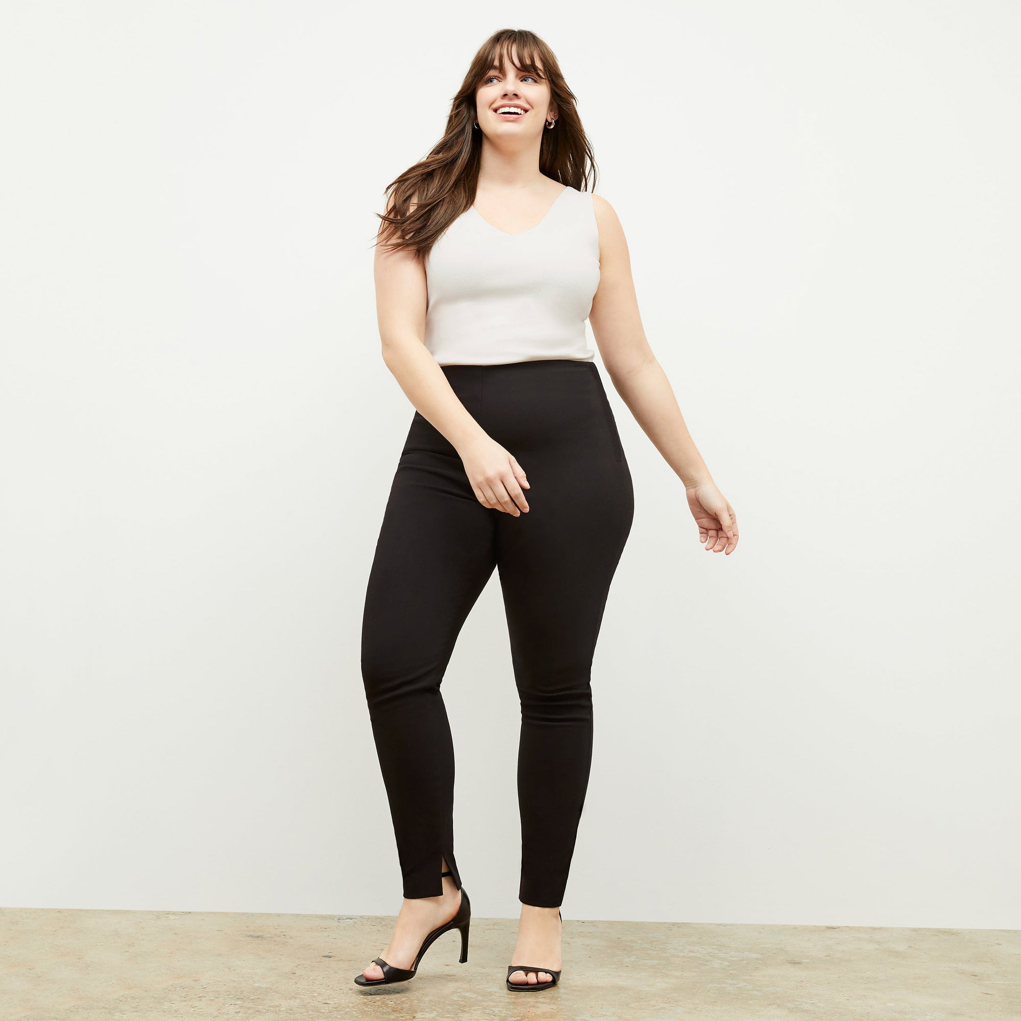Front image of a woman wearing the skinny foster in black | Exclude