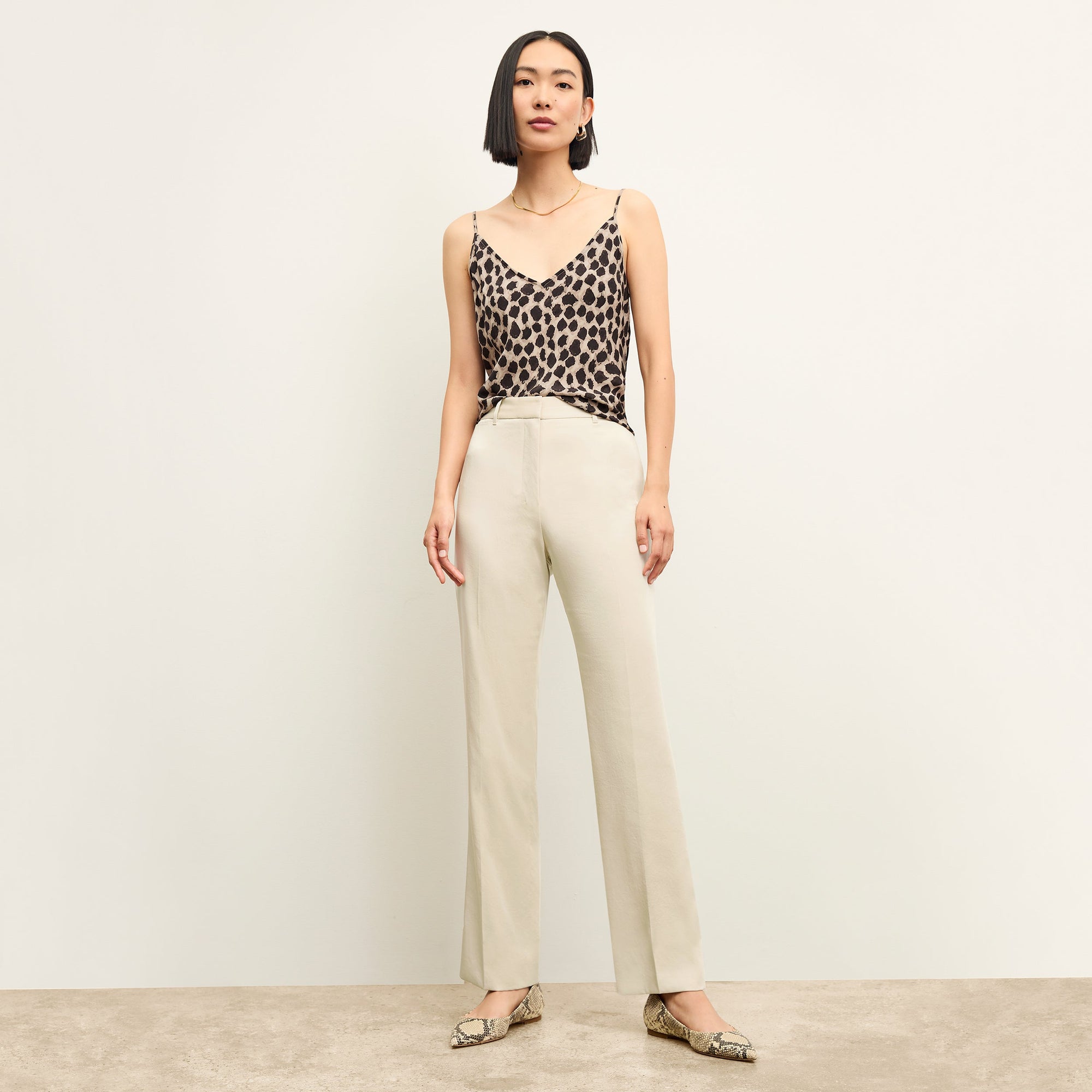 front image of a woman wearing the smith pant in champagne | Lead