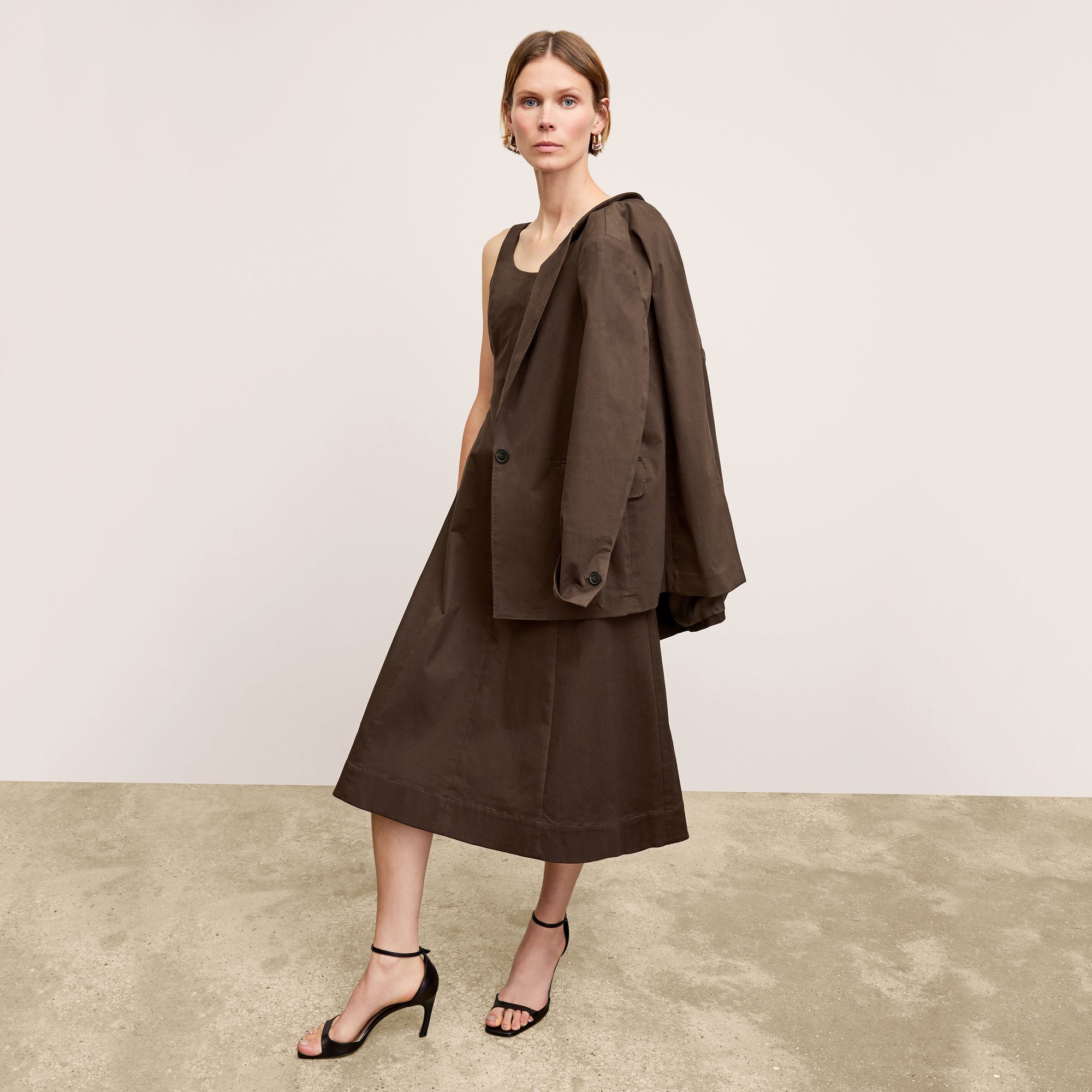 Front image of a woman wearing the Tyner jacket in stretch chino in date | Exclude