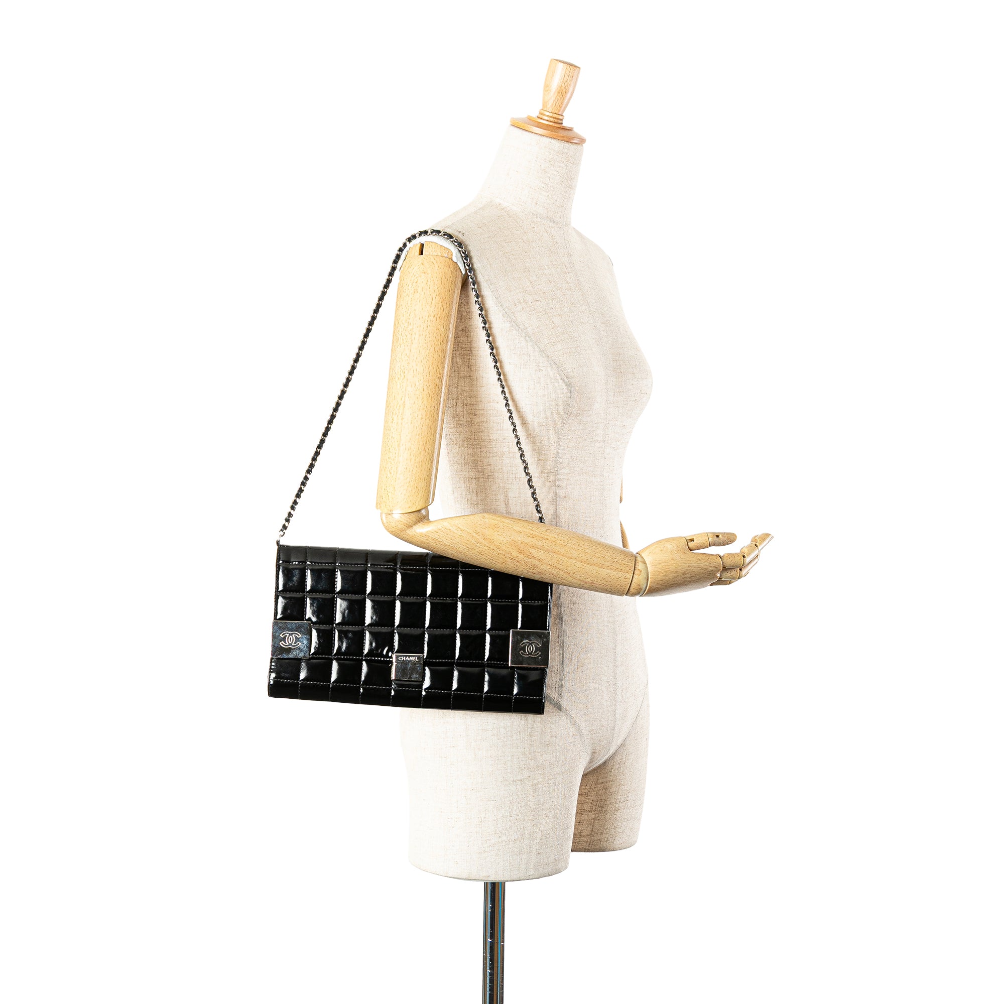 Chanel | Pre-Owned CC Chocolate Bar Patent Clutch on Chain | Black