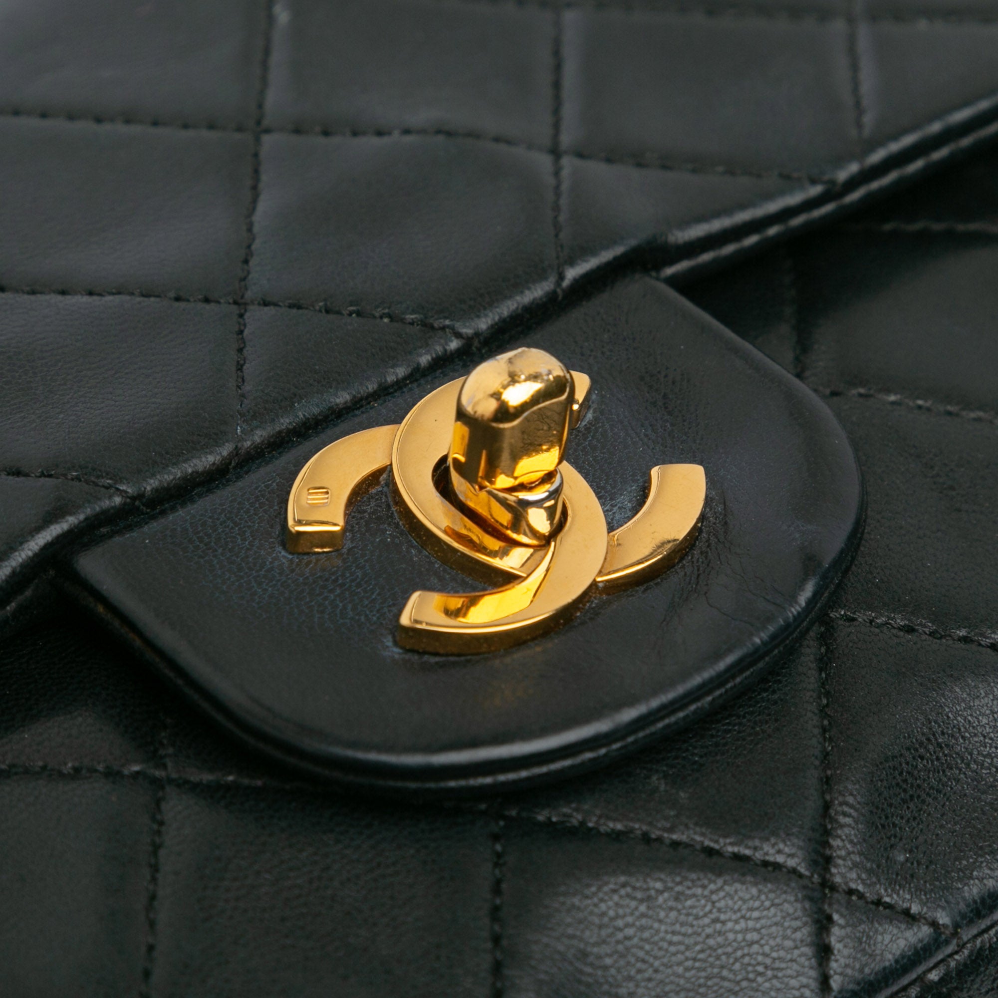 Chanel | Pre-Owned Small Classic Lambskin Double Flap - II | Black