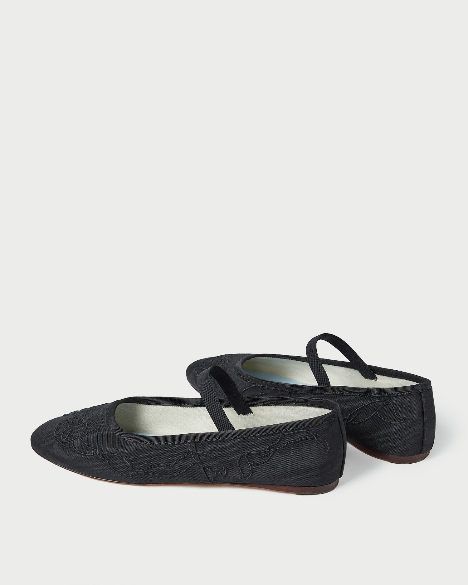 Color: Black/Black