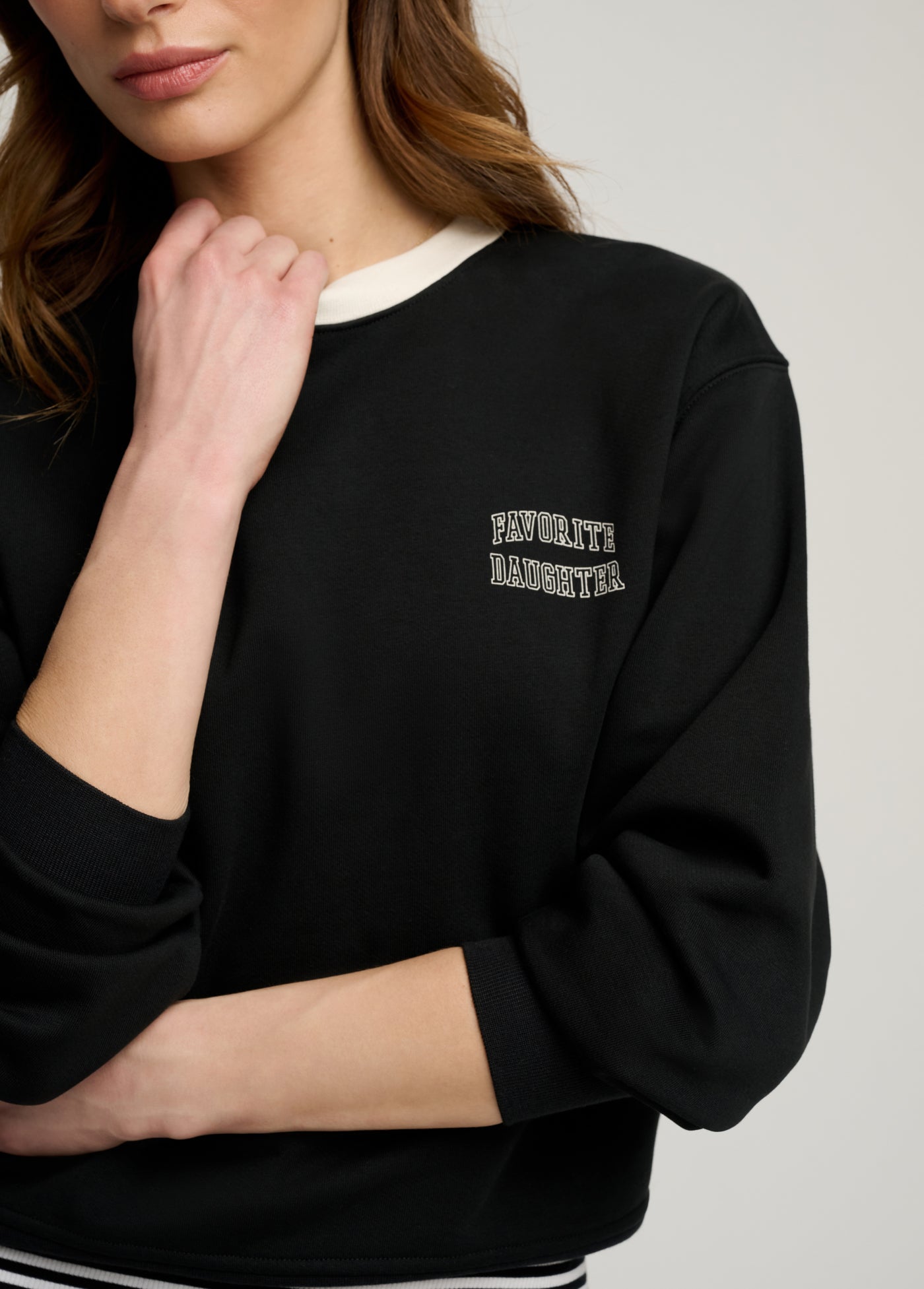 THE COLLEGIATE CHEST CLASSIC SWEATSHIRT