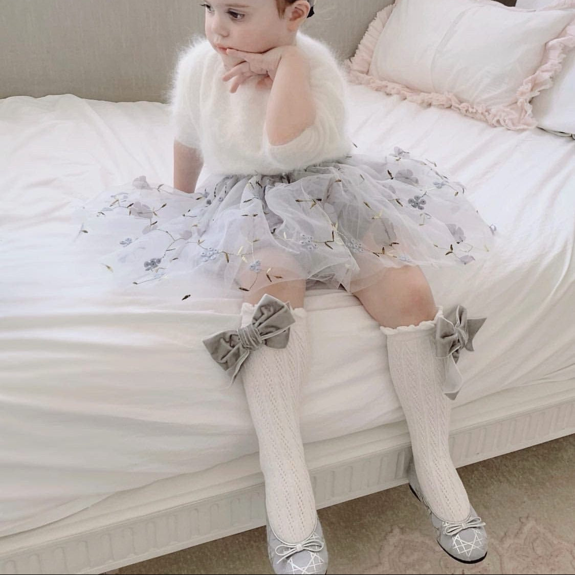 Girl | Knee High Socks Grey Bow | White x Gray