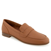 Winona Tailored Loafer | Tan Pebbled Leather