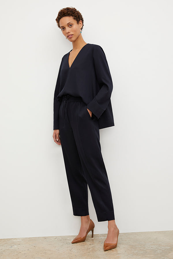 Side image of a woman wearing the Shane Pant - Everyday Twill in Night | Exclude